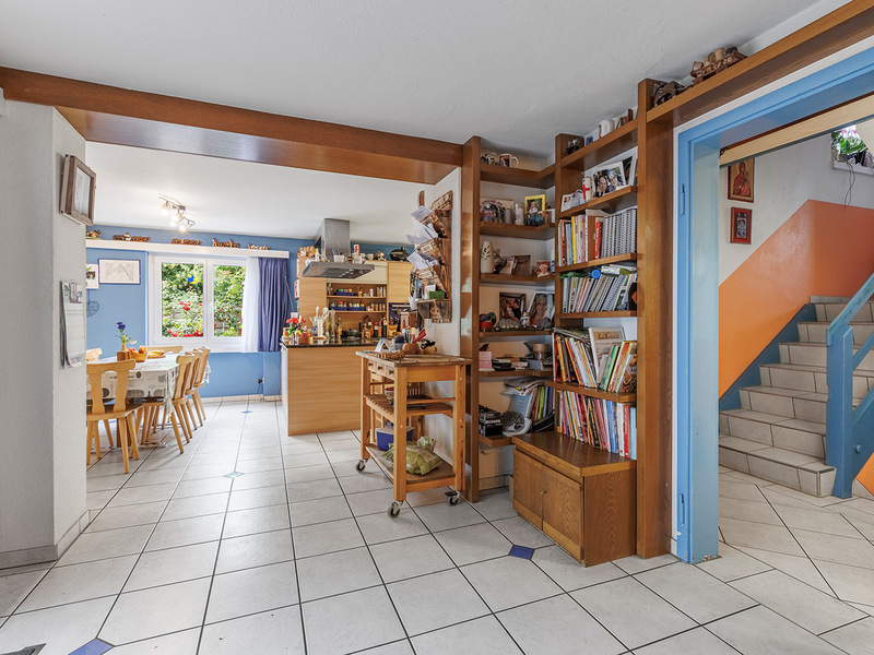 Maison d'angle mitoyenne de 6.5 pièces à Au - Séjour