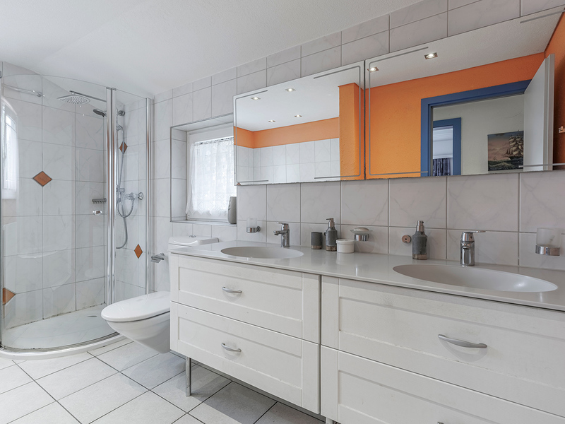 Maison d'angle mitoyenne de 6.5 pièces à Au - Salle de bain