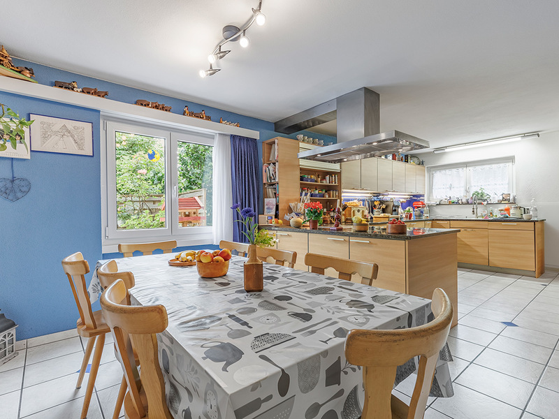 Maison d'angle mitoyenne de 6.5 pièces à Au - Séjour et salle à manger