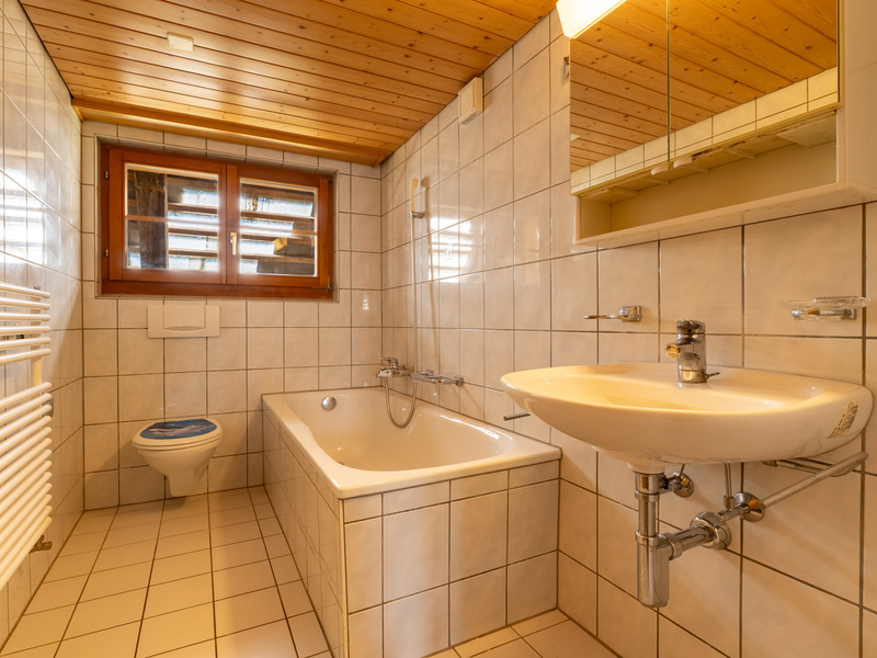 11-Zimmer Bauernhaus in Sumiswald - Badezimmer