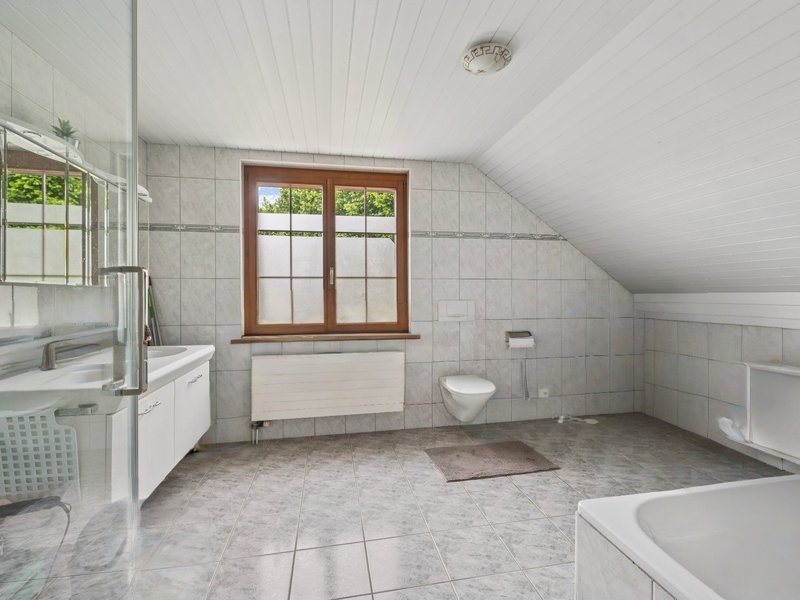 Moitié de maison jumelle de 6.5 pièces à Zuzgen - Salle de bain