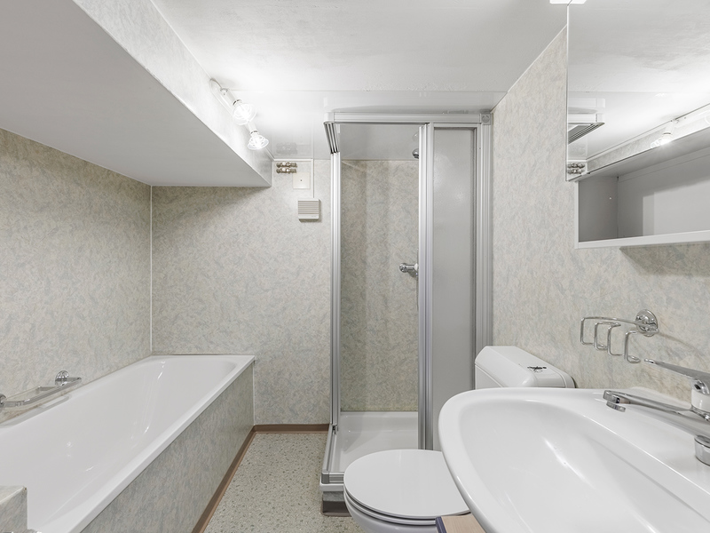 Appartement de 6.5 pièces à Camischolas - Salle de bain
