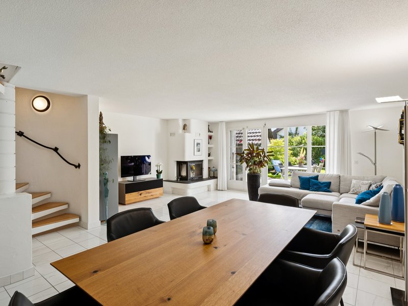 Maison mitoyenne de 5.5 pièces à Hombrechtikon - Séjour et salle à manger