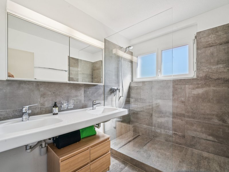 5.5-Zimmer Reiheneckhaus in Greifensee - Badezimmer