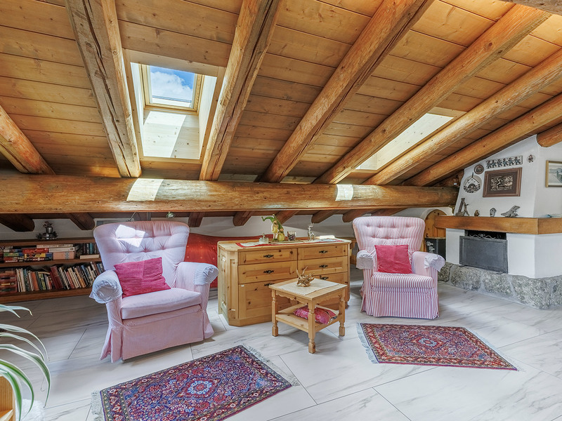 Appartement dans les combles de 2.5 pièces à La Punt - Séjour