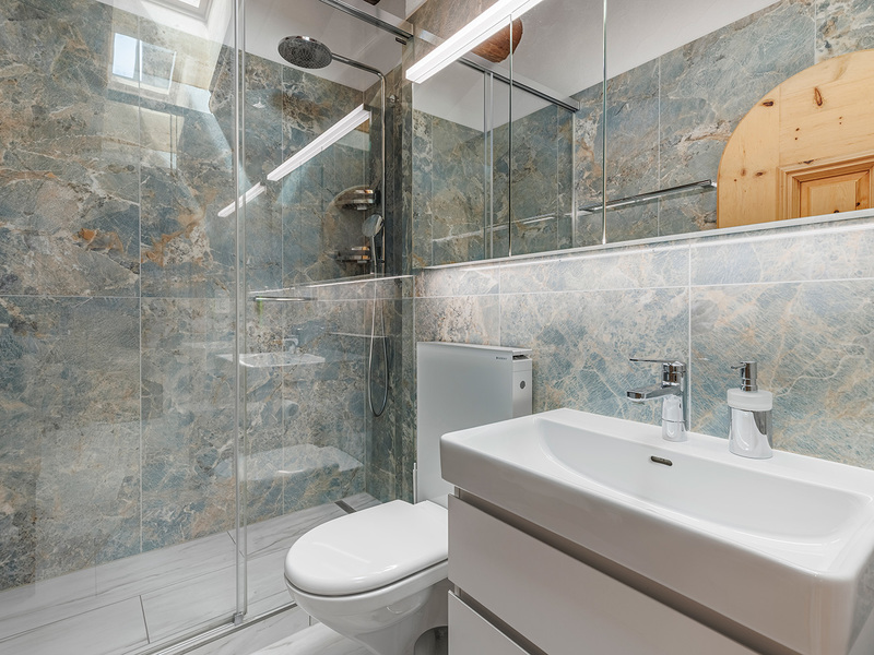 Appartement dans les combles de 2.5 pièces à La Punt - Salle de bain