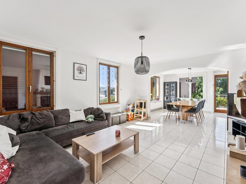 8.5-Zimmer Einfamilienhaus in Villars-le-grand - Wohn- und Essbereich
