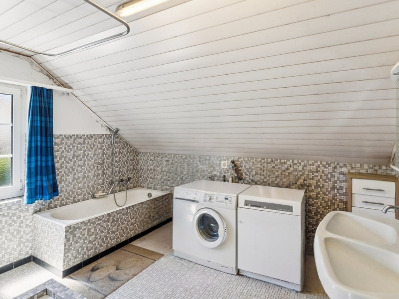 8-Zimmer Einfamilienhaus in Nunningen - Badezimmer