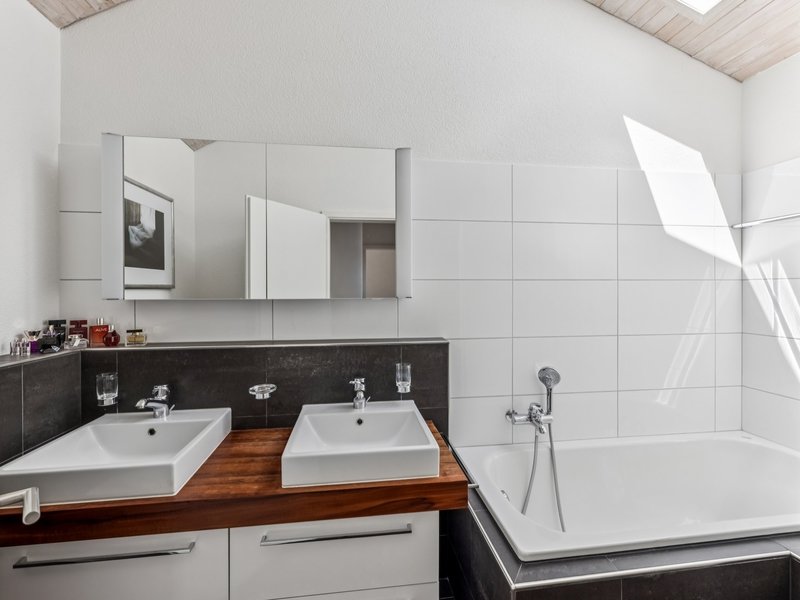 6.5-Zimmer Reiheneckhaus in Langnau am Albis - Badezimmer