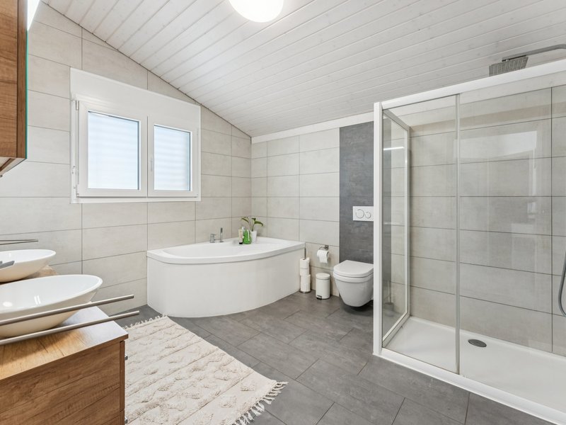Maison individuelle de 7.5 pièces à Cottens - Salle de bain