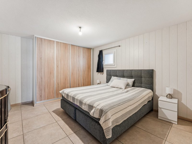 Maison individuelle de 7.5 pièces à Cottens - Chambre