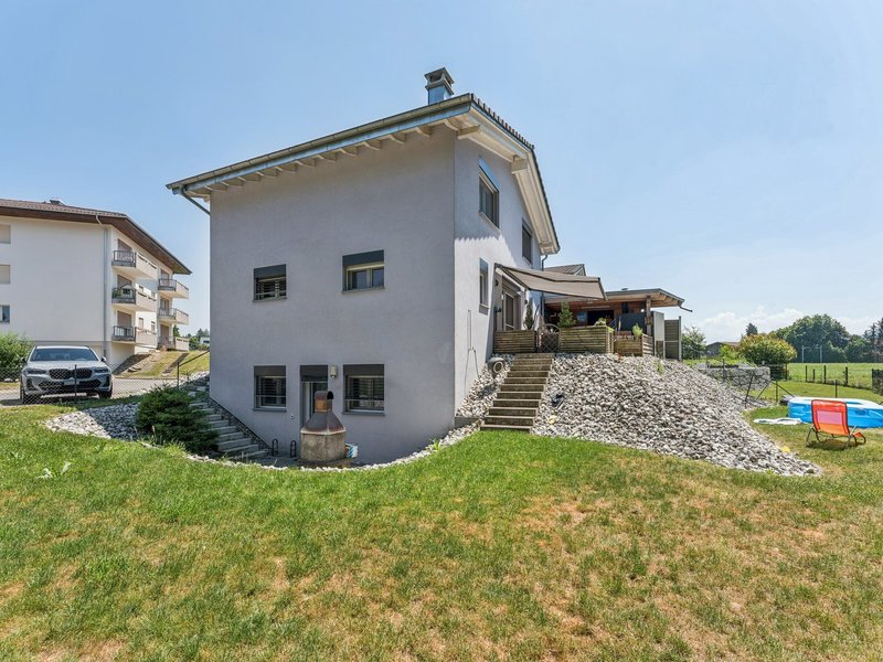 Maison individuelle de 7.5 pièces à Cottens - Surfaces extérieures