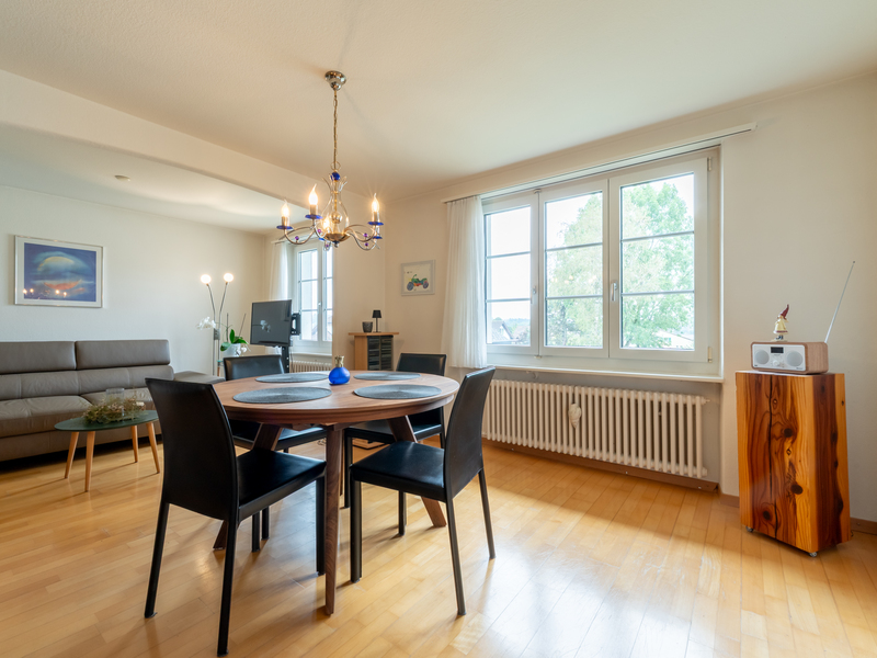 11-Zimmer Einfamilienhaus in Lostorf - Wohn- und Essbereich