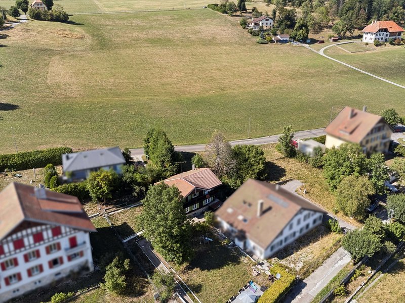 5-Zimmer Einfamilienhaus in Locle - Aussenflächen