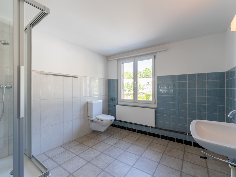 Maison d'angle mitoyenne de 8.5 pièces à Rüttenen - Salle de bain