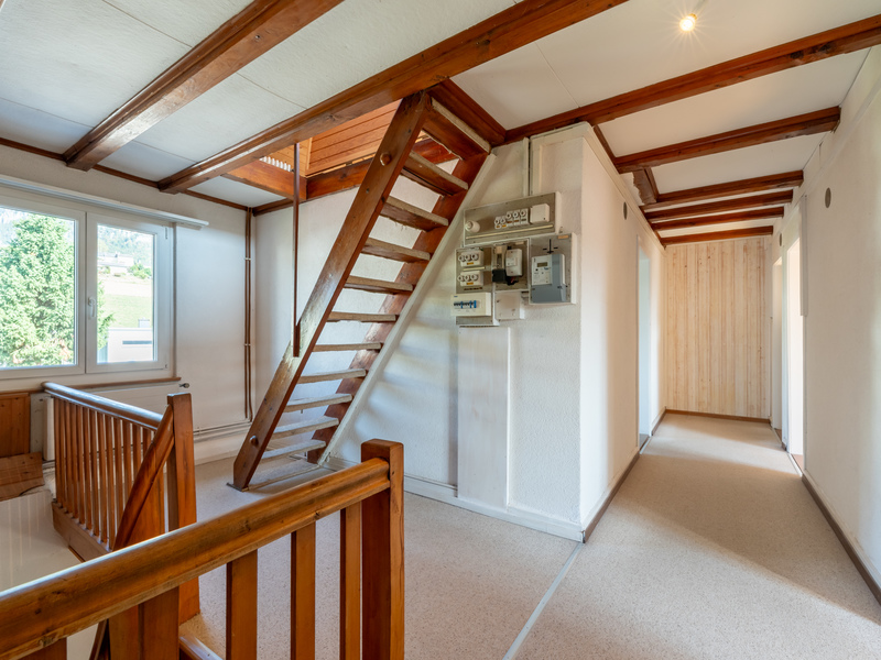 Maison d'angle mitoyenne de 8.5 pièces à Rüttenen - Dégagement