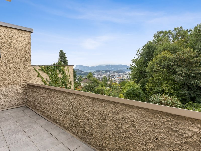 Maison d'angle mitoyenne de 5.5 pièces à Kriens - Surfaces extérieures