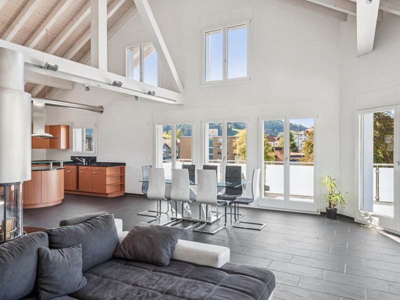 Duplex de 7.5 pièces à Einsiedeln - Séjour et salle à manger