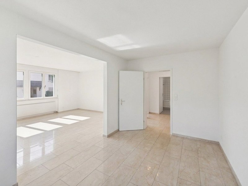 5-Zimmer Wohnung in Dättwil - Wohn- und Essbereich