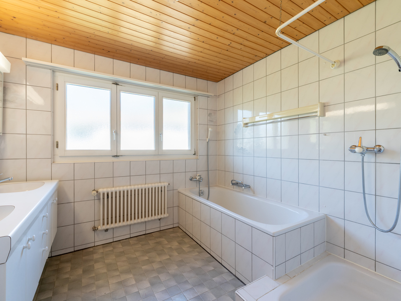 Maison individuelle de 6.5 pièces à Bellach - Salle de bain