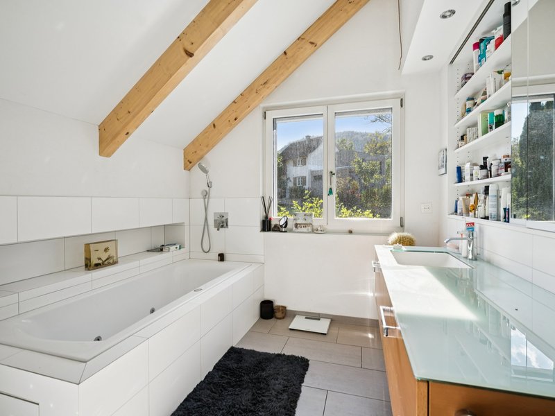 5.5-Zimmer Einfamilienhaus in Arisdorf - Badezimmer
