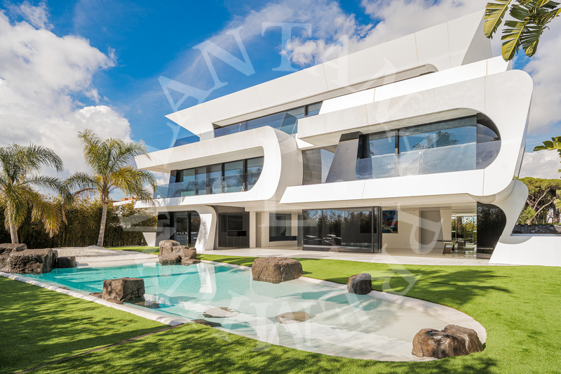 EXCEPCIONAL VILLA EN PRIMERA LINEA EN GAVÀ MAR