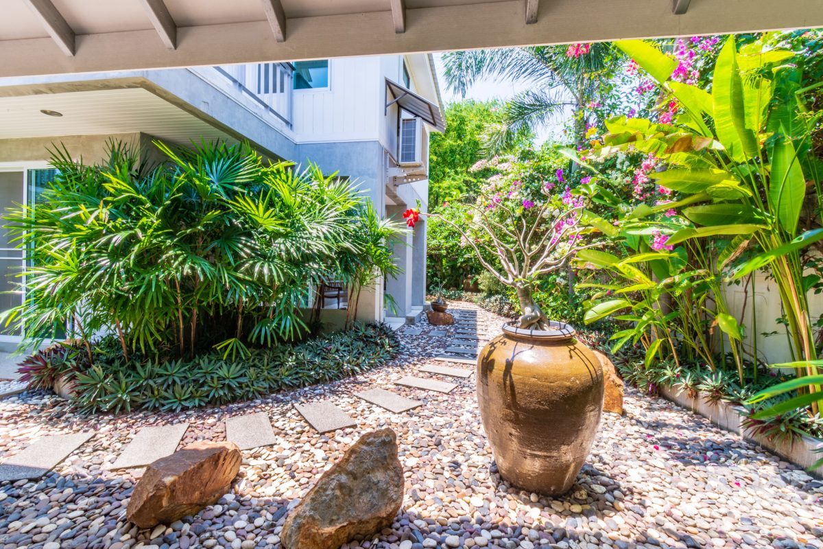 Modern 3 or 4 Bedroom Pool Villa In Great Location Near The Town