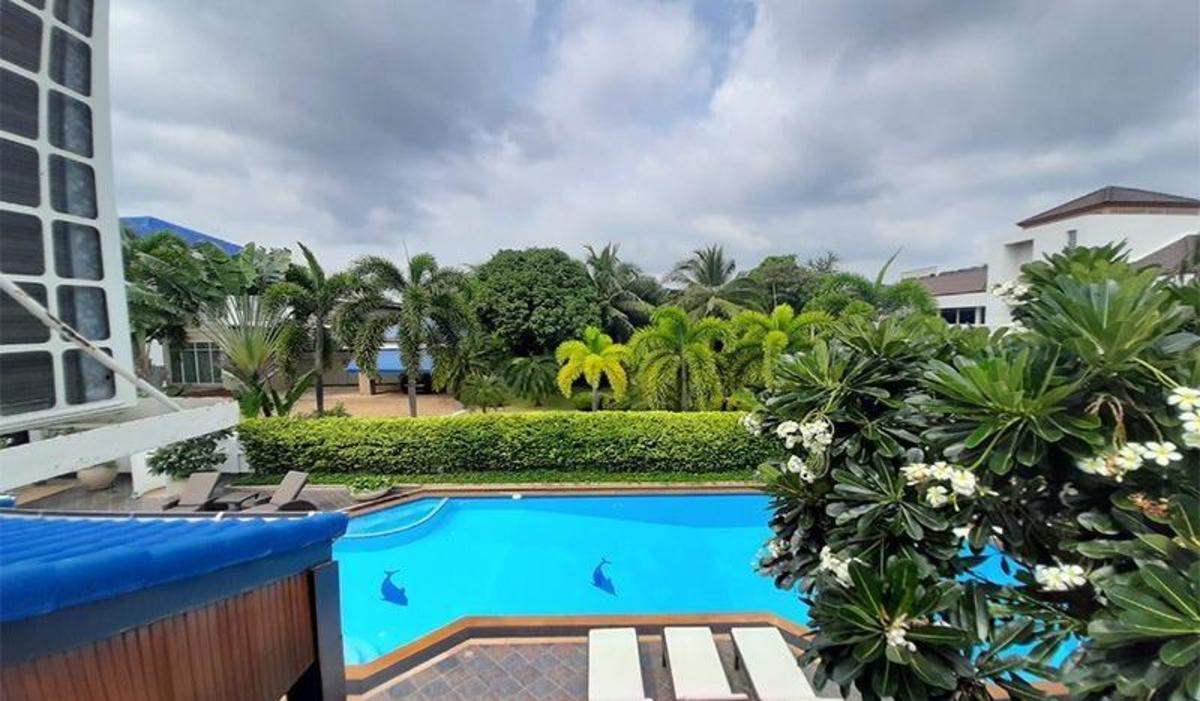 5 Bedroom Pool Villa in Central Hua Hin Luxury Hua Hin Property Co., Ltd