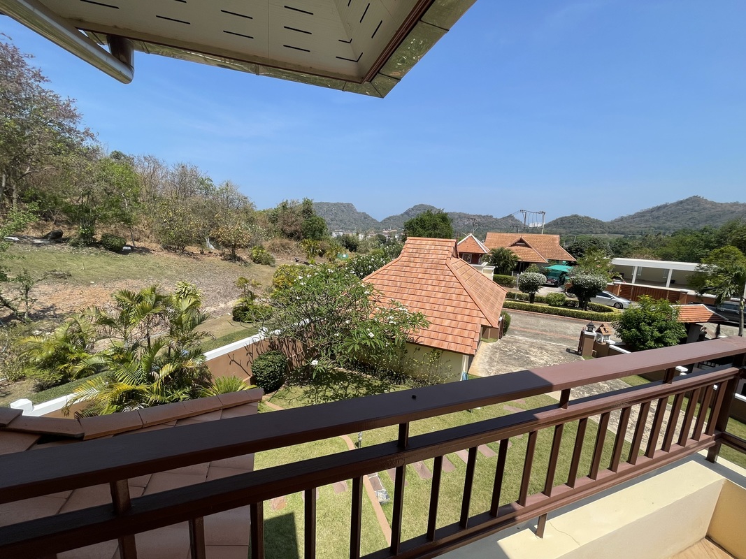 Emerald HeightsTwo Storey Villa in perfect condition with 3 Bed and 4