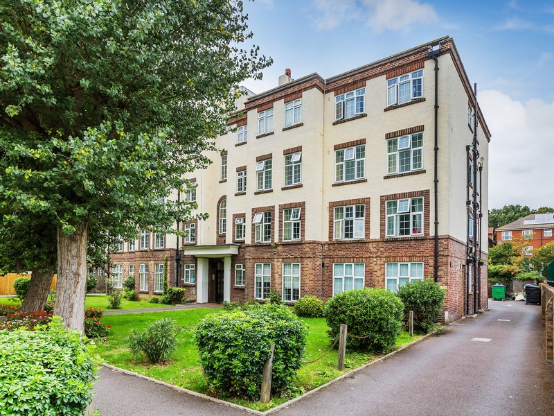 2 bed Apartment For Rent in Croydon, Surrey