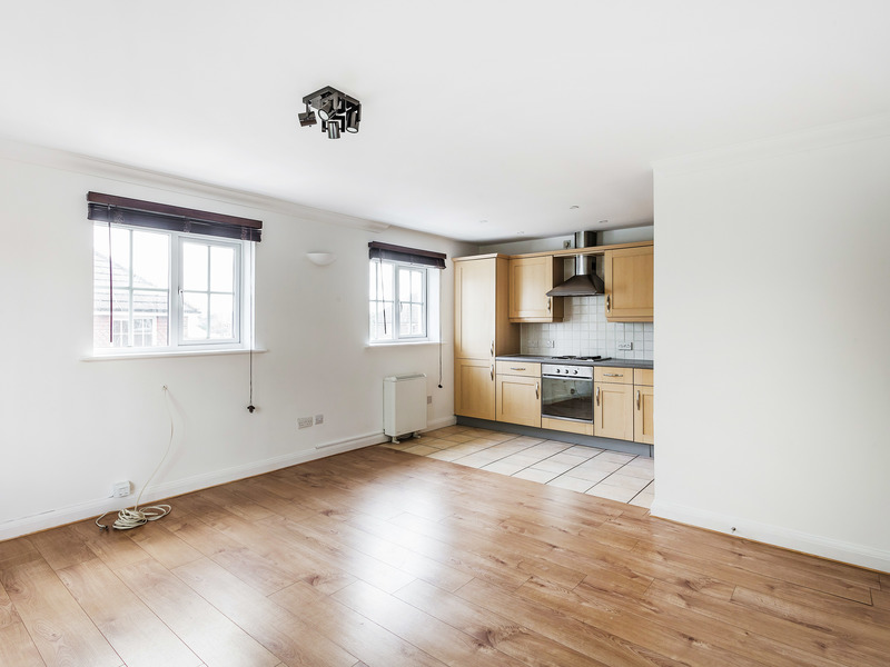 2 bed Apartment For Rent in Horley, Surrey