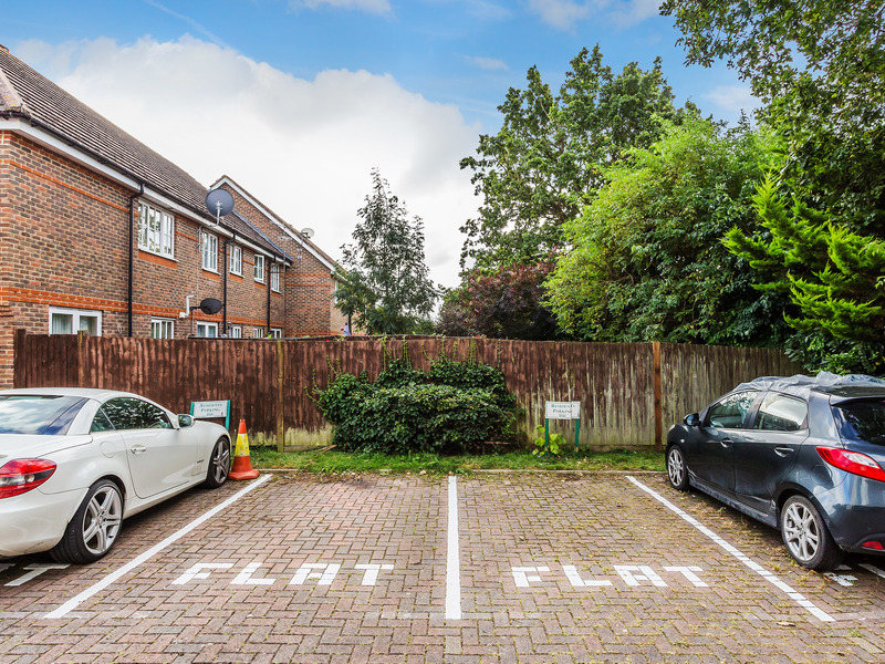 2 Bed Apartment To Rent in Horley