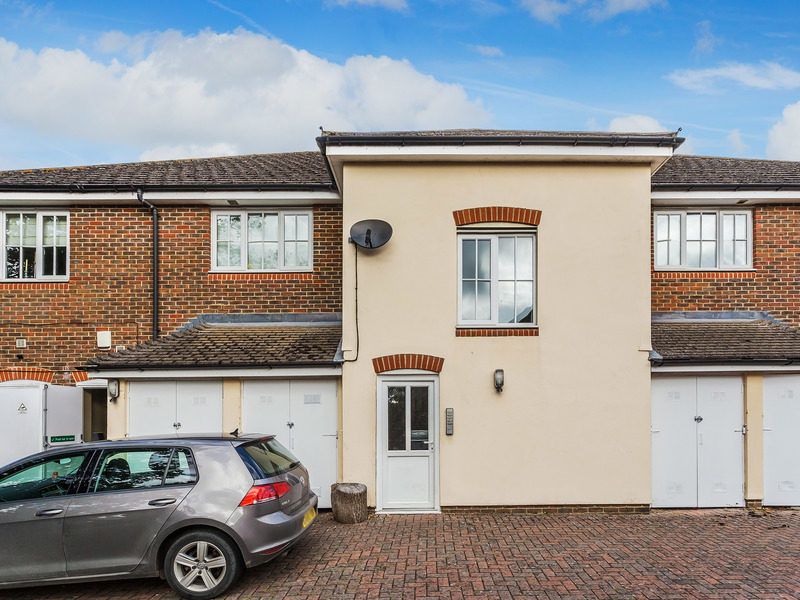 2 Bed Apartment To Rent in Horley