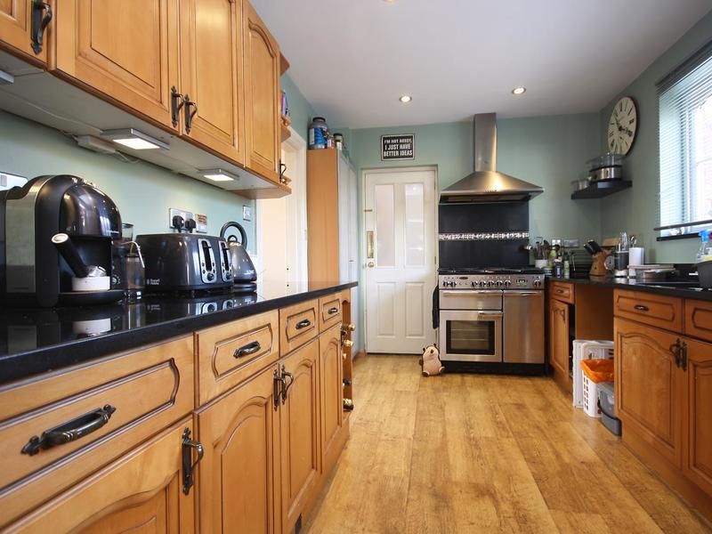 3 bed House - Semi For Rent in Redhill, Surrey - 2