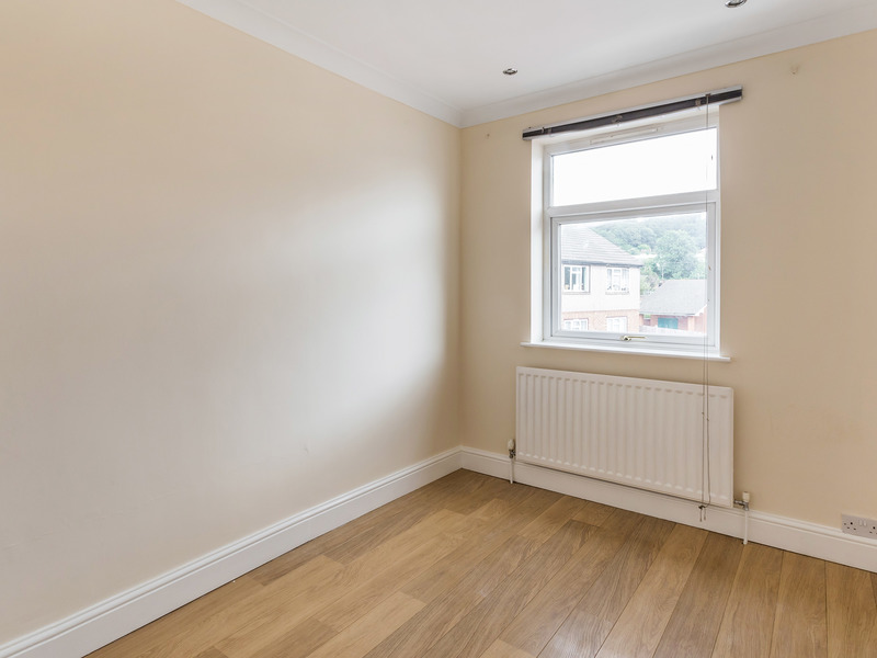 4 bed House - Semi For Rent in Redhill, Surrey - 2