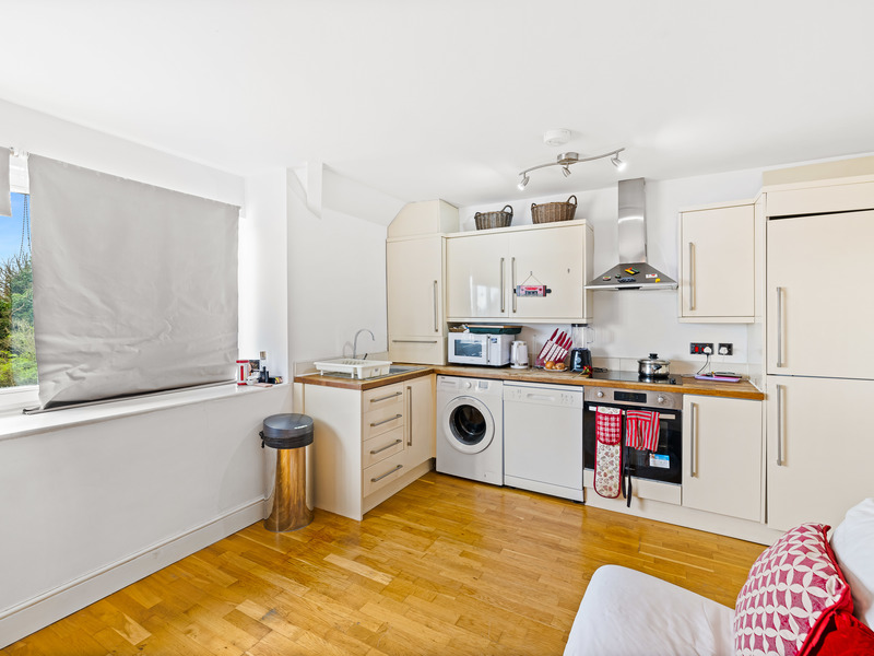1 bed Apartment For Sale in Redhill, Surrey - 2