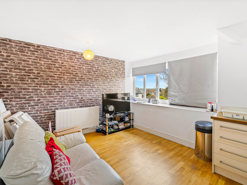 1 bed Apartment For Sale in Redhill, Surrey