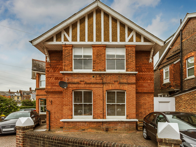 2 bed Apartment For Rent in Redhill, Surrey
