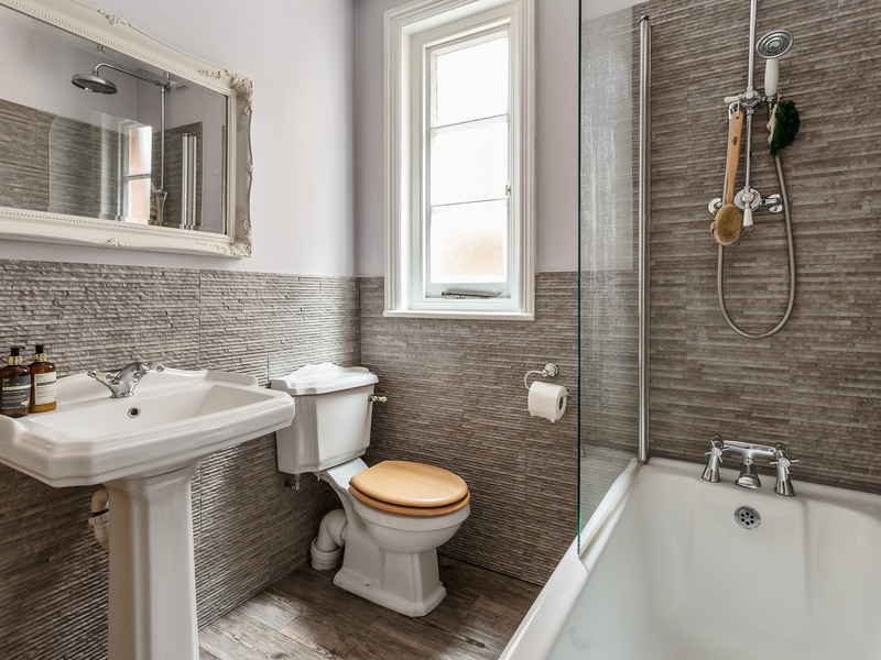 2 bed Apartment For Rent in Redhill, Surrey - 3
