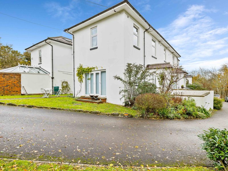 1 bed Apartment For Rent in Horley, Surrey - 2