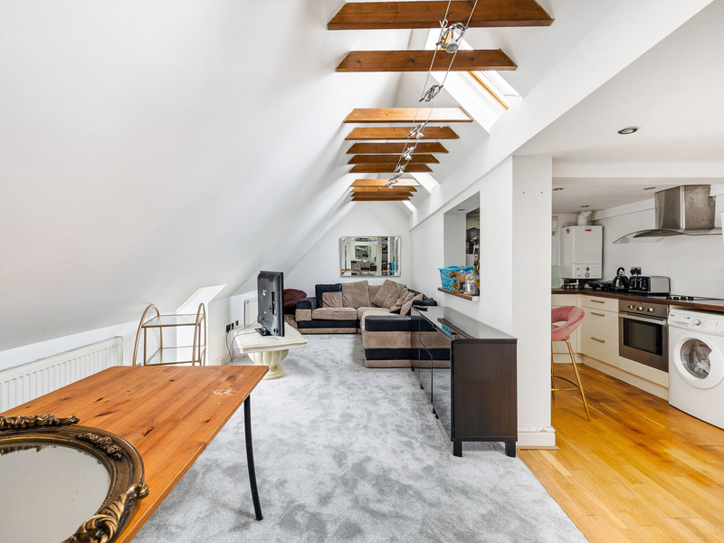 2 bed Apartment For Rent in Reigate, Surrey