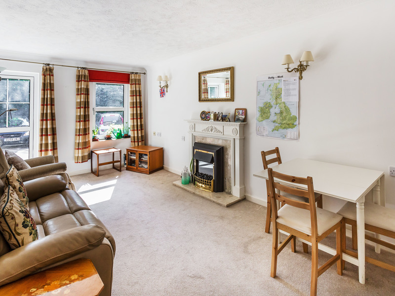 1 bed Apartment For Rent in Reigate, Surrey - 2