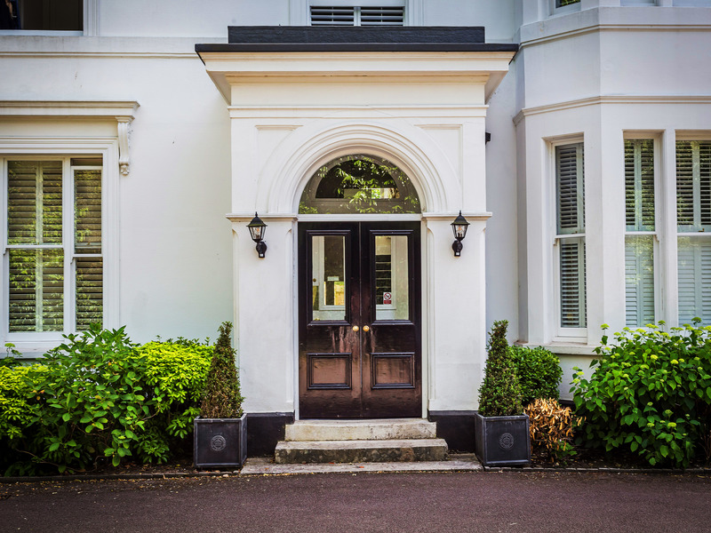 2 bed Apartment For Rent in Reigate, Surrey - 2