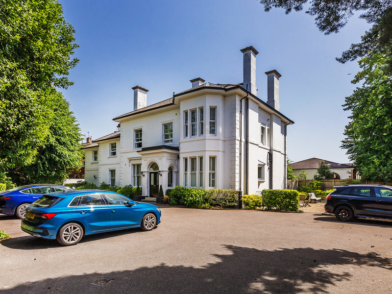 2 bed Apartment For Rent in Reigate, Surrey