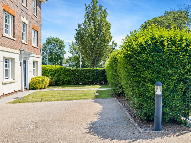 3 Bed Apartment To Rent in Redhill