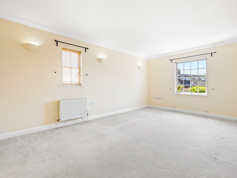 3 Bed Apartment To Rent in Redhill