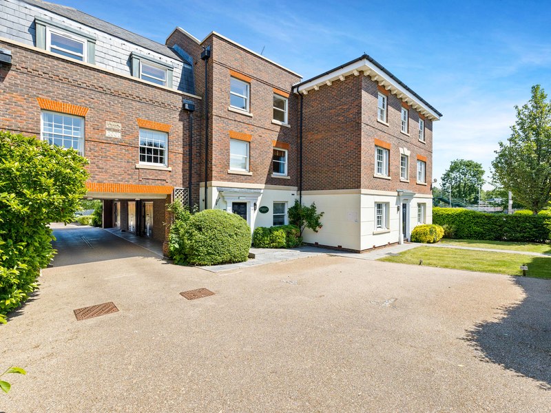 3 Bed Apartment To Rent in Redhill