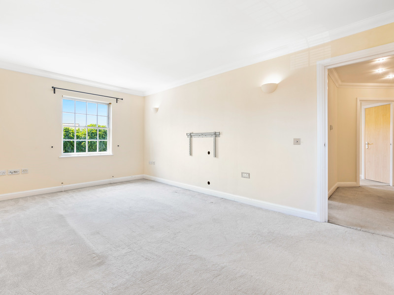 3 Bed Apartment To Rent in Redhill