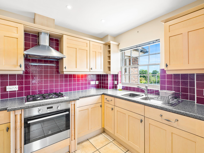 3 bed Apartment For Sale in Redhill, Surrey
