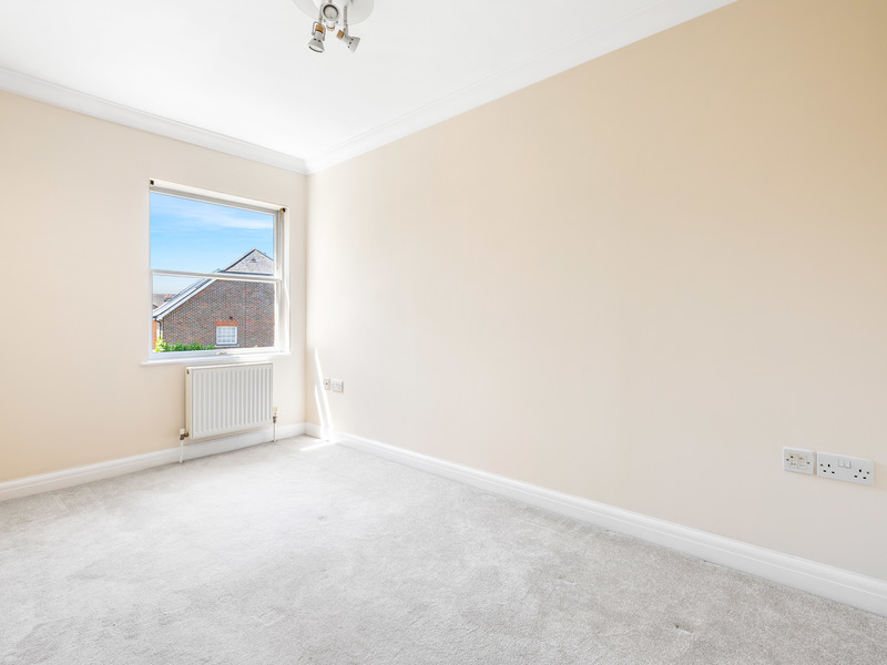 3 Bed Apartment To Rent in Redhill